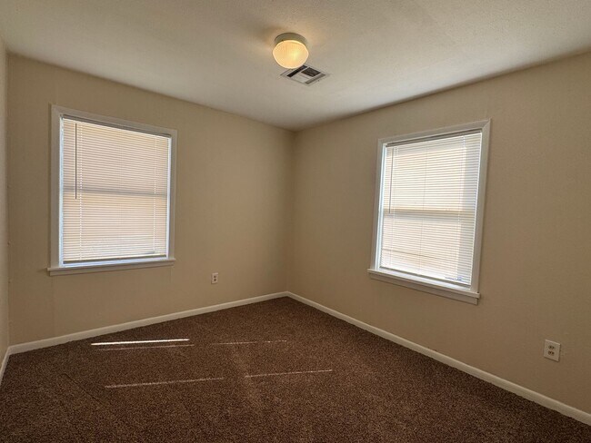 Building Photo - 1605 NW Williams-Hot new listing!