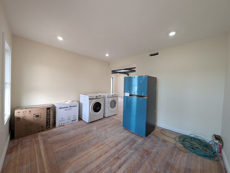 Building Photo - 5 Lowell Cir