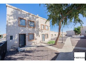 Building Photo - Experience the Perfect Haven in this Delightful Corner Unit 2/1.5 Phoenix Townhouse