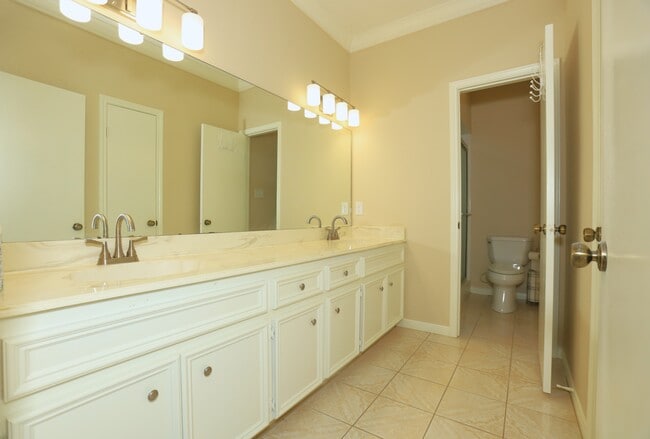 Building Photo - 107 Manor Pl