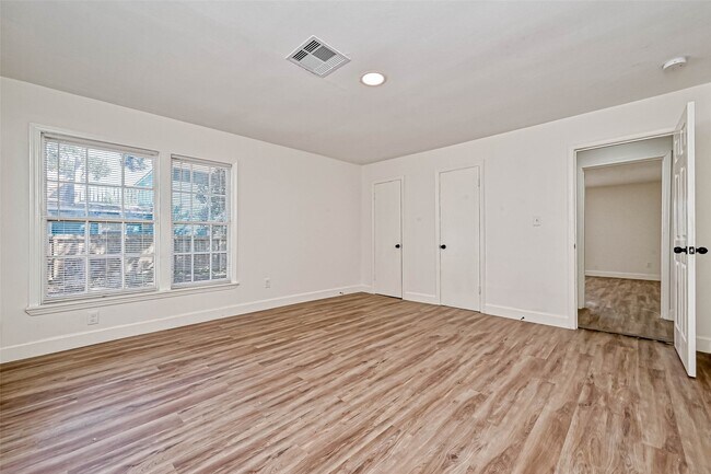 Primary Photo - 5609 Denmark St