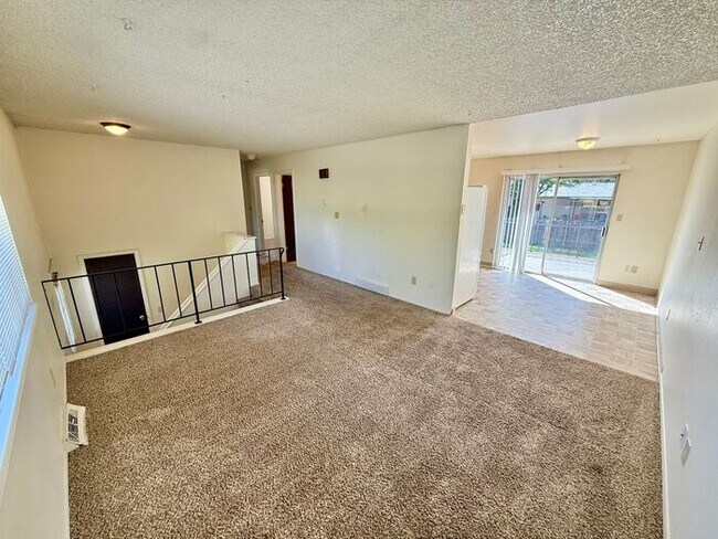 Building Photo - MOVE IN SPECIAL! $1,200 OFF FIRST FULL MONTH!!! 4 Bed, 2 Bath Single Family Home near City Park!