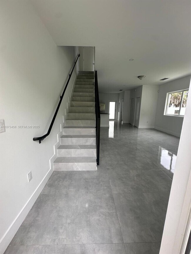 Building Photo - 723 NW 19th Ave