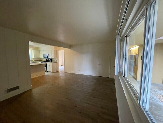 Building Photo - 1 Bedroom Just Blocks From the Ocean