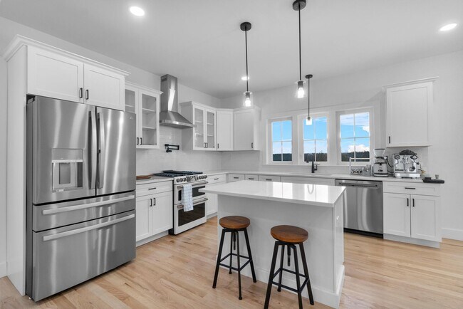 Building Photo - Move In Ready: Custom-built home