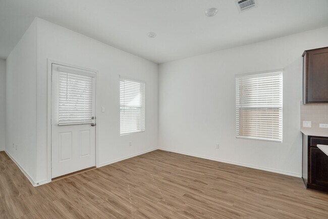 Building Photo - 704 Mallow Rd