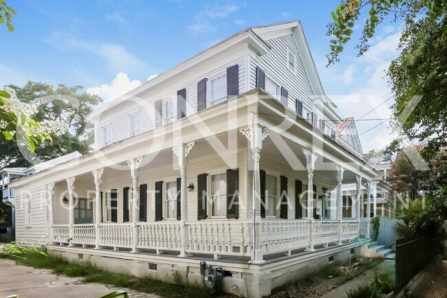 Building Photo - Historic Downtown Gem!