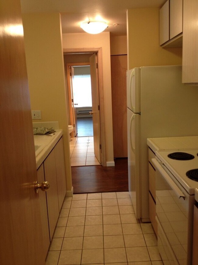 Building Photo - Bright Top-Floor Condo Near Northgate & Green Lake