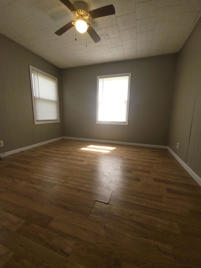 Building Photo - Charming 2/1 Cottage