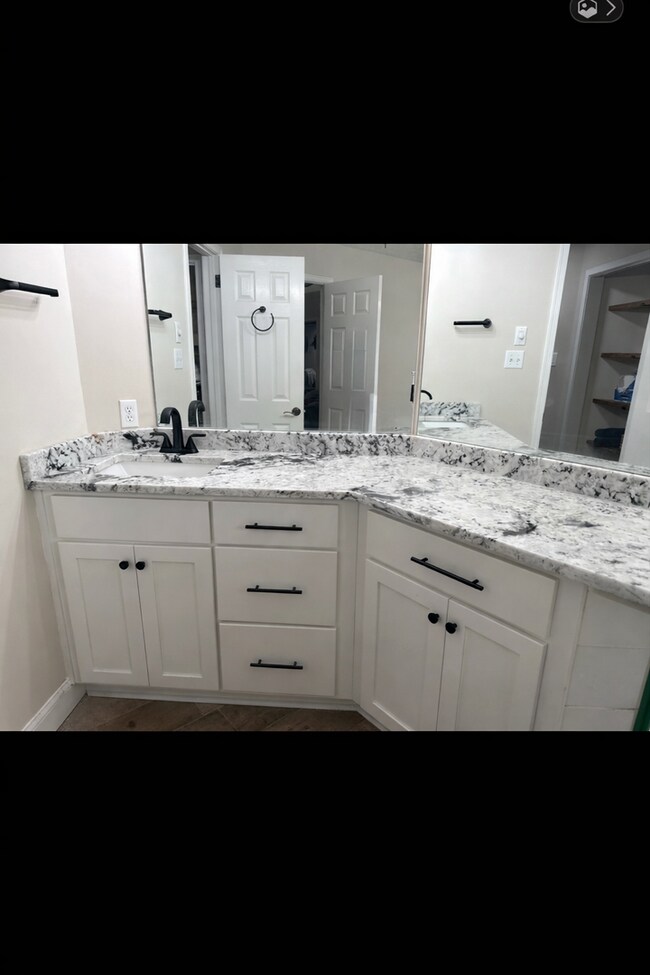 Building Photo - Home for Rent in Lake Forest in Millbrook