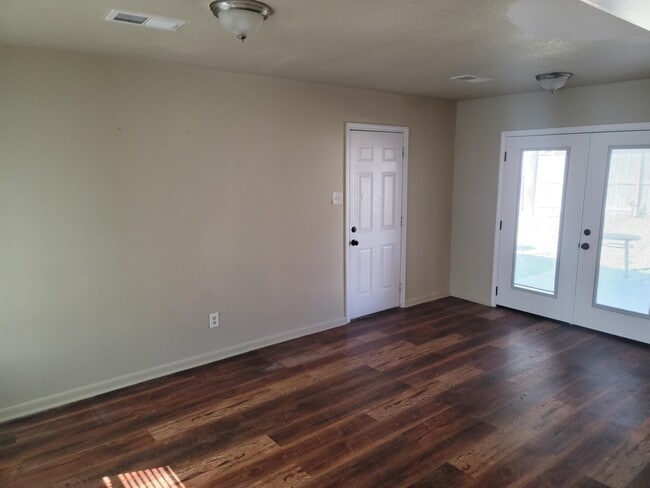 Building Photo - 9 Parkland Cir