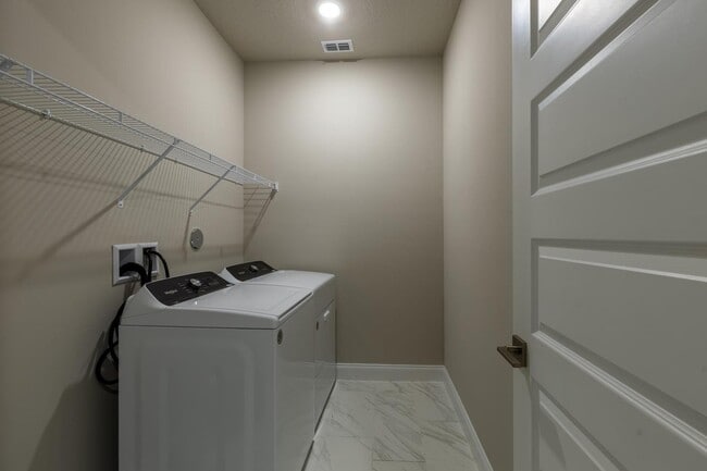 Building Photo - 6632 Cloverdale Ave