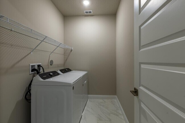 Building Photo - 6632 Cloverdale Ave