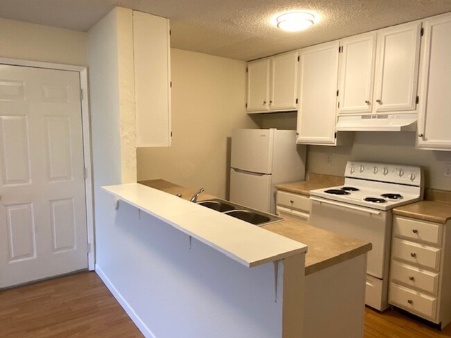 Building Photo - 10 Cougar Dr