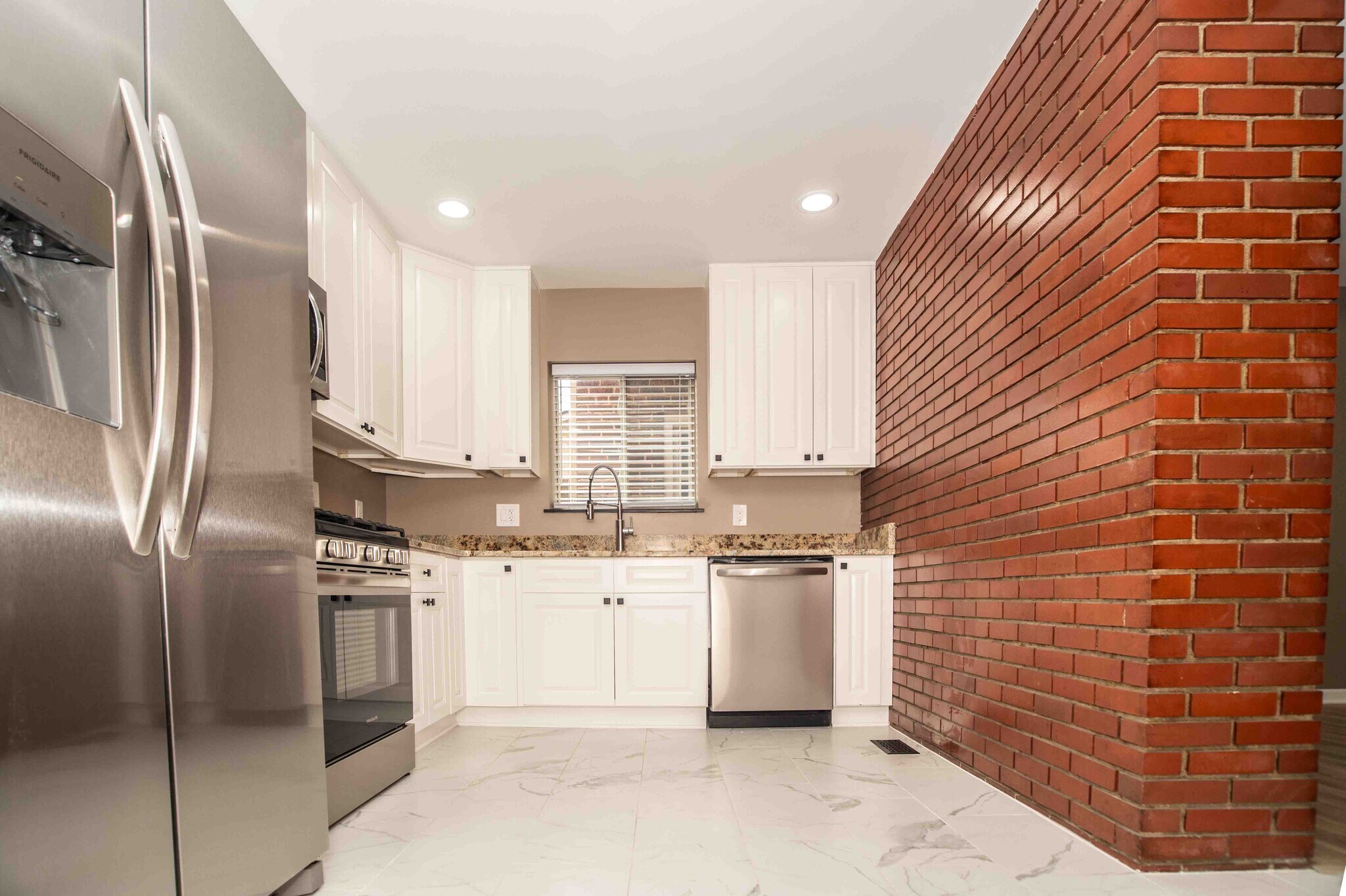 Building Photo - 2869 Sullivant Ave