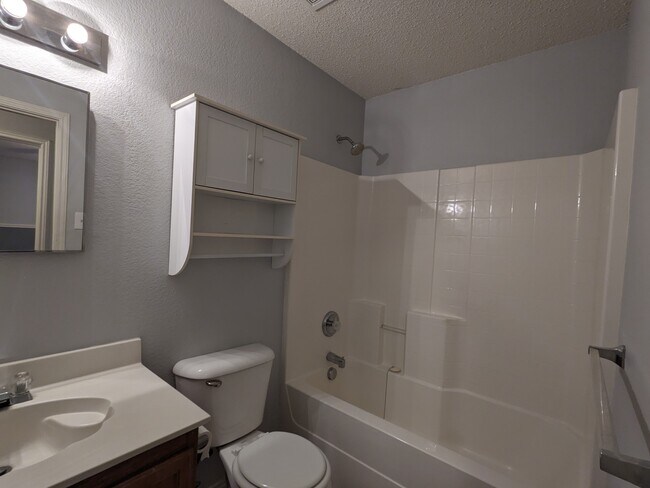 Building Photo - 16424 Red River Ln