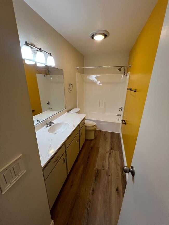 Building Photo - Lovely West Side Ventura Condo