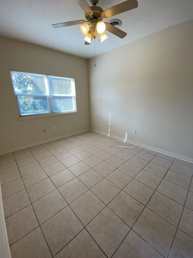 Building Photo - 107 Oakleigh Dr