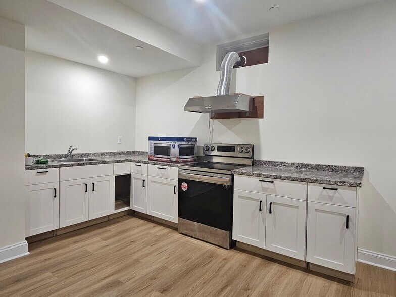 Building Photo - 204 N Van Buren St
