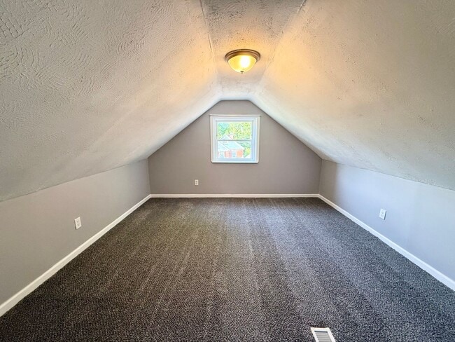 Building Photo - Cozy & Spacious 4-Bedroom Home in Cincinnati