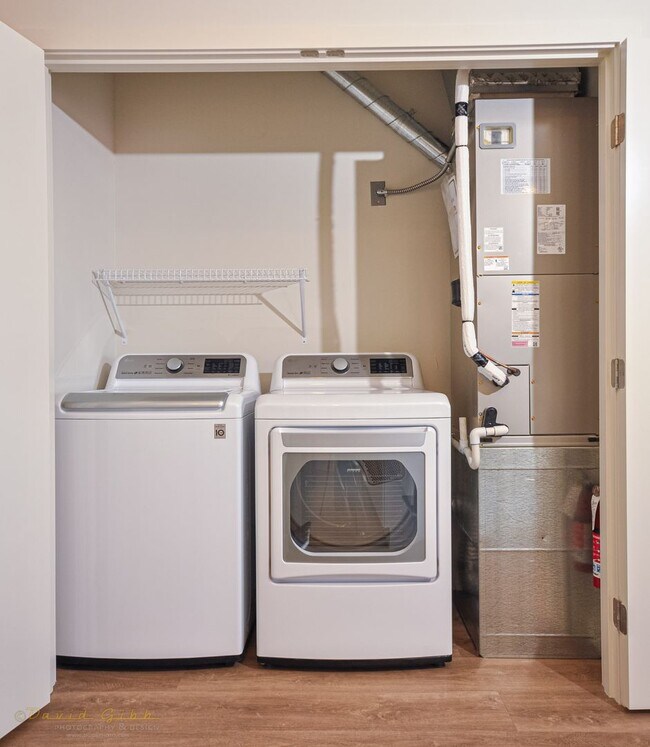 Building Photo - Pool-View Ground Floor Flat