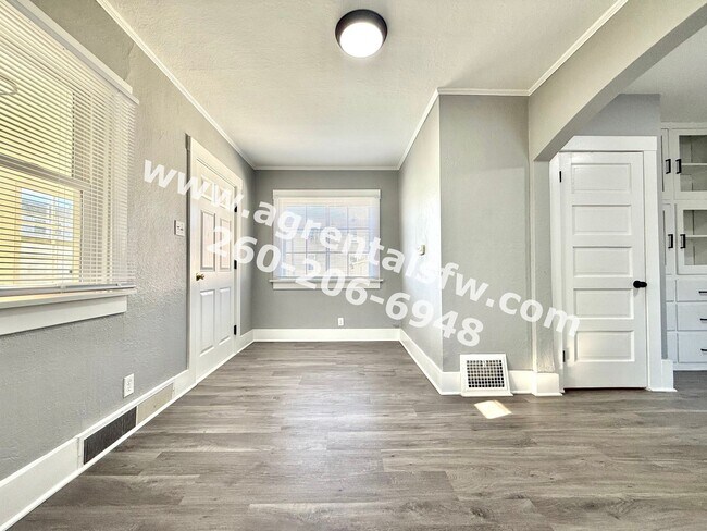 Building Photo - 2 Bedroom House