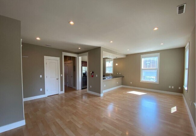 Building Photo - 421 E Hillside Dr
