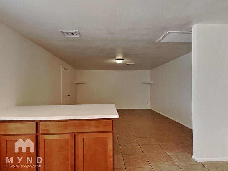 Building Photo - 6033 W Vernon Ave