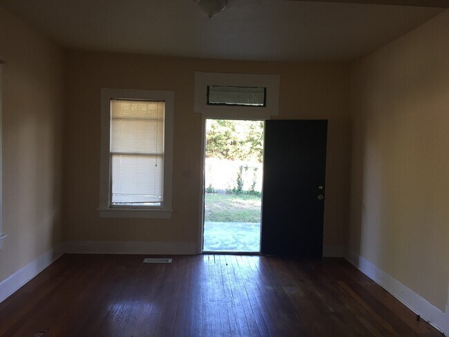 Building Photo - **AVAILABLE NOW**2 or 3 Bedroom / 1 Bathroom Home for Rent in Columbus, GA***