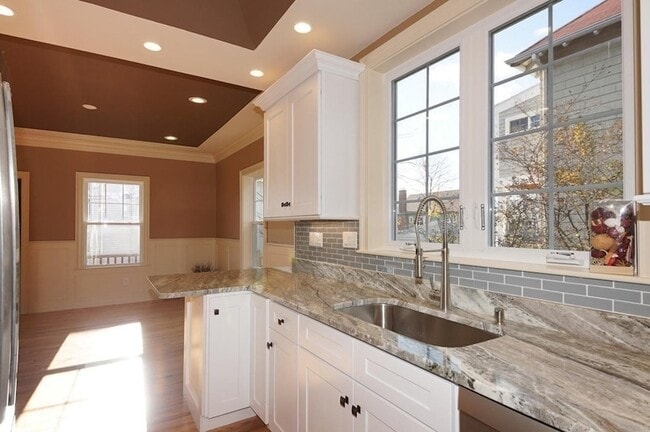 Building Photo - 276 Waverley Ave