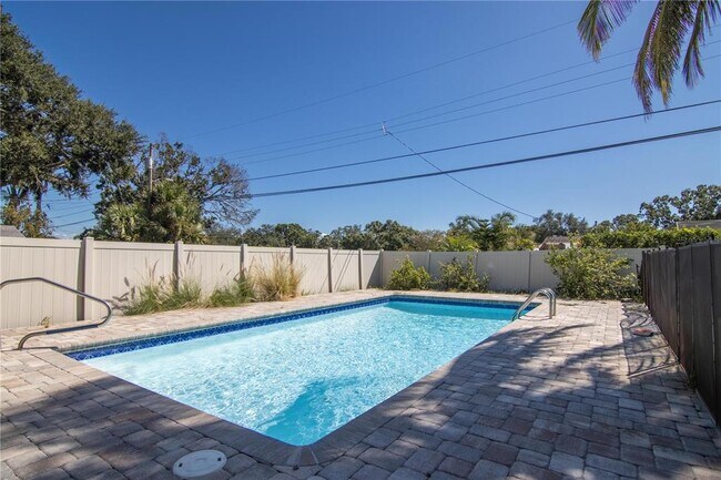 Building Photo - 600 43rd Ave NE