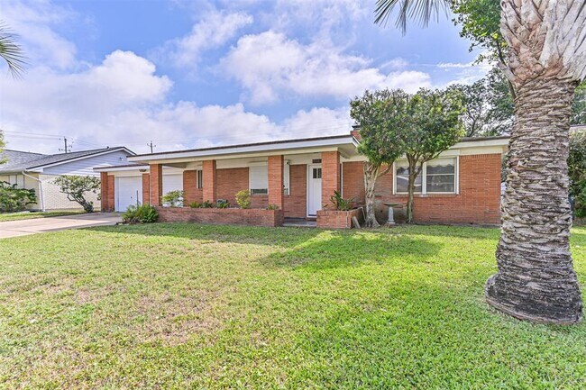 Building Photo - 2920 Heron Dr