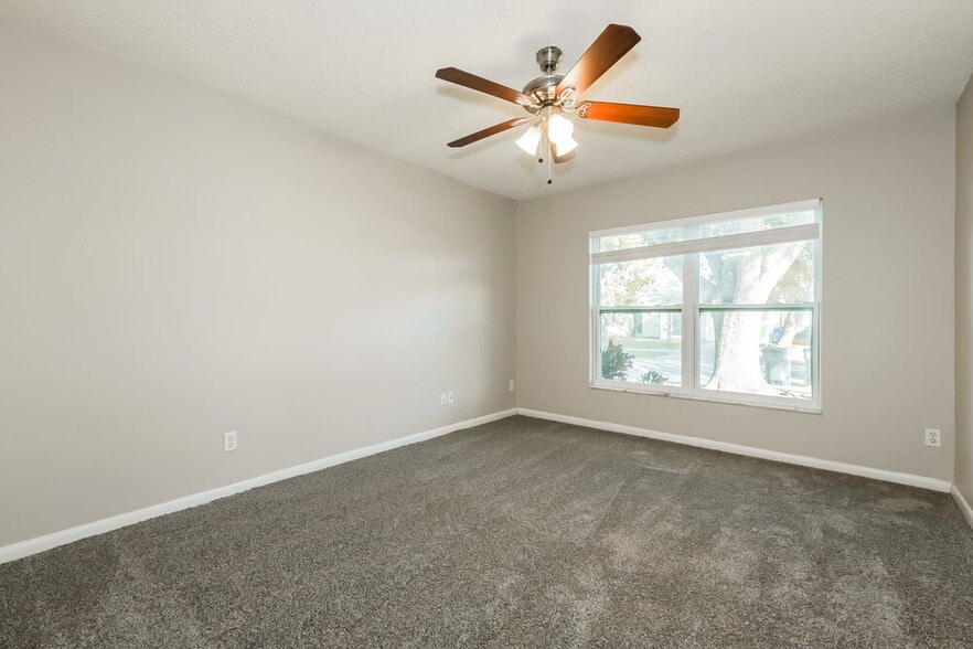 Building Photo - 318 Regal Park Dr