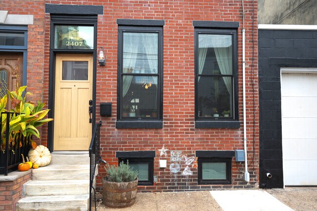 Building Photo - 2407 E Gordon St