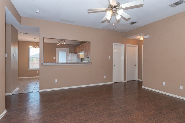 Building Photo - Spacious Three Bedroom Home!!