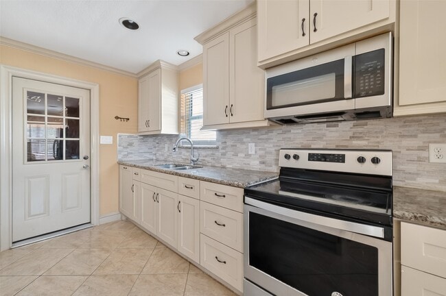 Building Photo - 6231 S Briar Knoll Dr