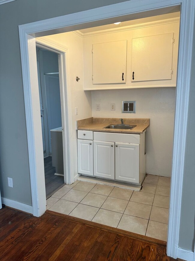 Building Photo - Studio available in the City of Williamsbu...