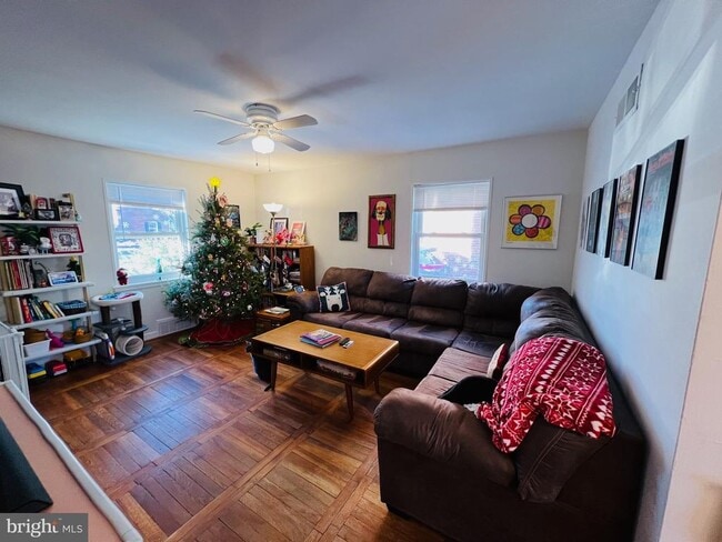 Building Photo - 909 S Irving St