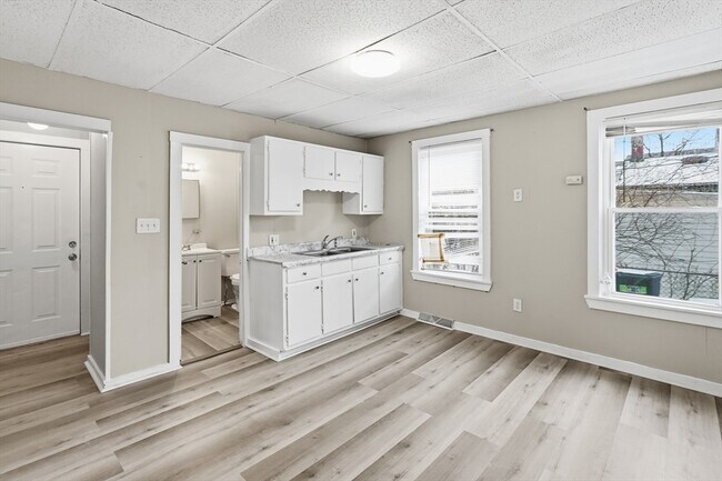 Building Photo - 14 Hacker St