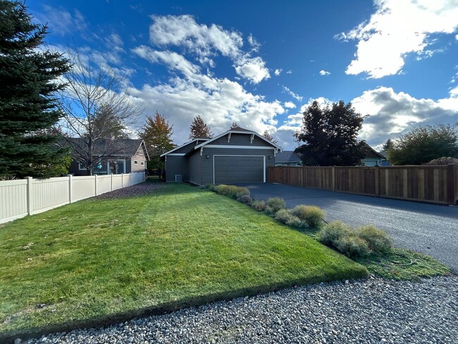 Building Photo - 3 Bedroom/ 2 Bathroom Home NW Redmond