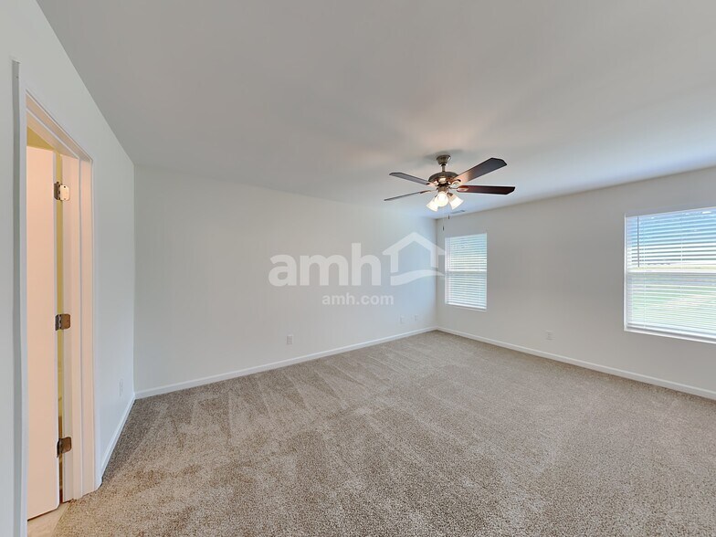 Building Photo - 290 Maxton Ave