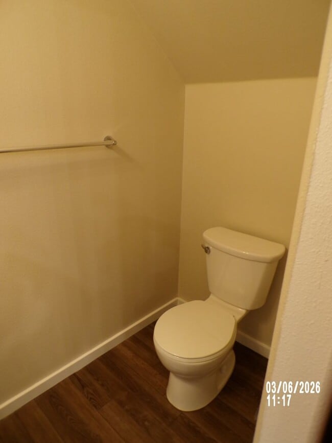 Building Photo - Newly remodeled Meadows Townhome