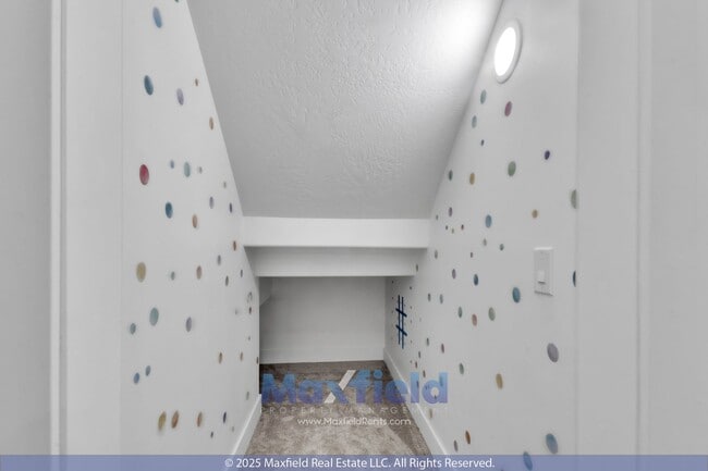 Building Photo - Spacious 5-Bedroom End-Unit Townhome with ...