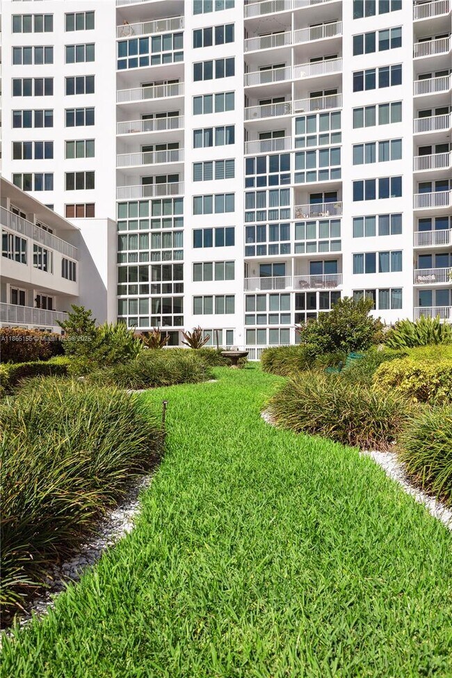 Building Photo - 5401 Collins Ave