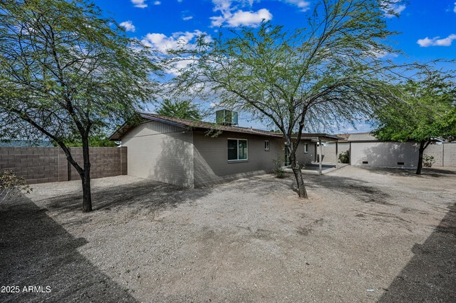 Building Photo - 1503 E Florian Ave