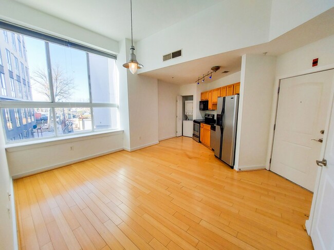 Building Photo - Modern and Bright 1 BR 1 BA in 16th St Heights