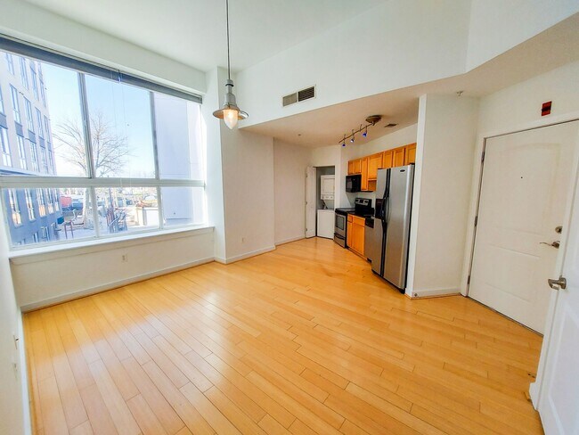 Building Photo - Spacious and Sunlit 1 BR 1 BA in 16th St H...