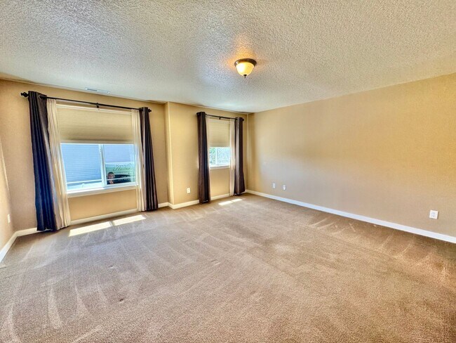 Building Photo - COMING SOON - EZ access to 205 within minu...