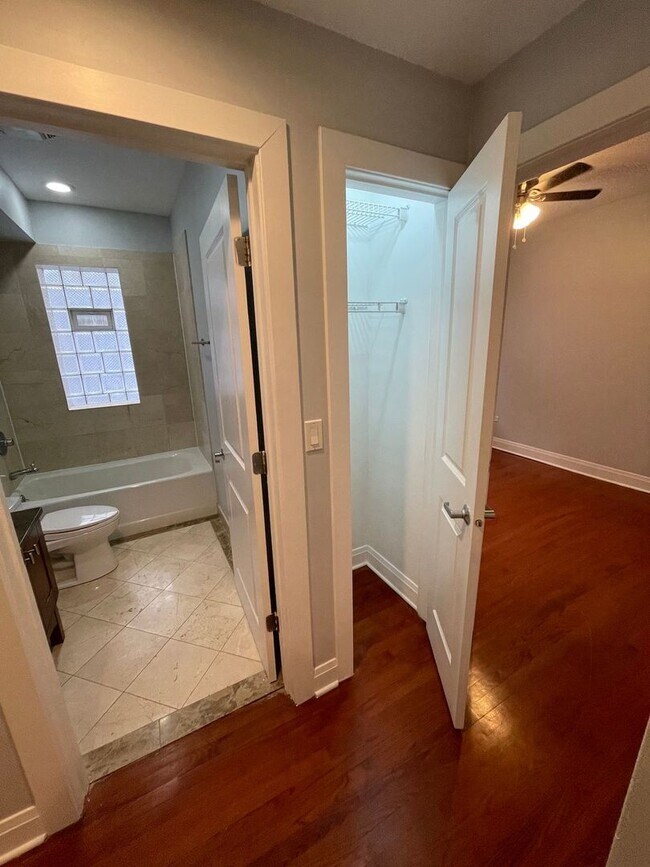 Building Photo - 1448 W Thorndale Ave