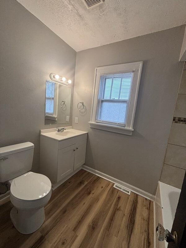 Building Photo - 2829 Kenmore Ave